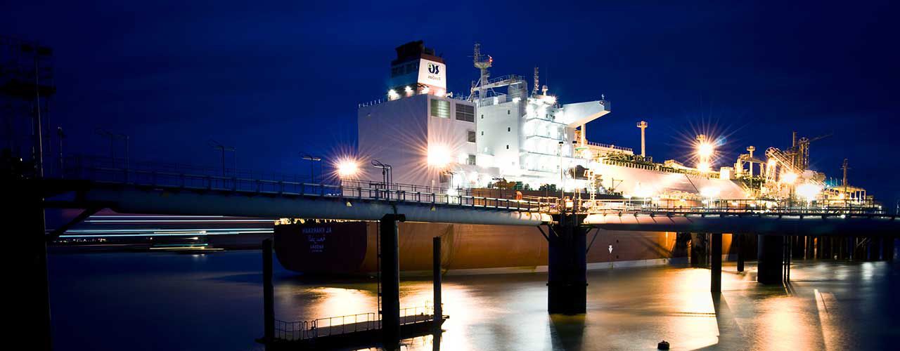 Ship docked at night at Grain LNG in Kent - used for the National Grid story &#039;Helping to fuel the nation&#039;